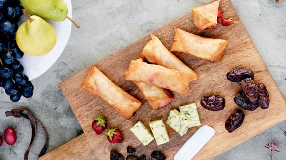 Rouleaux croustillants au cheddar et aux fraises