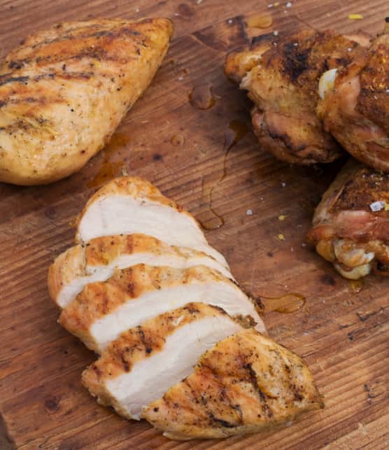 haut de cuisse de poulet grillé au gingembre et poitrine de poulet