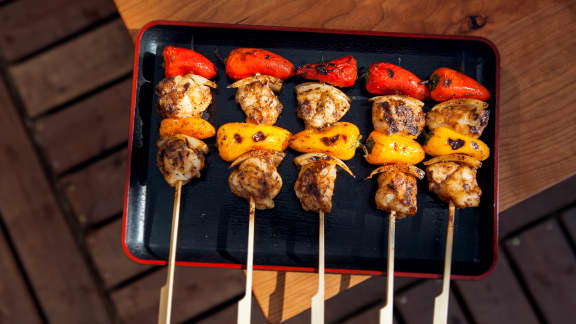 Mini-brochettes de lotte sur le BBQ aux épices espagnoles