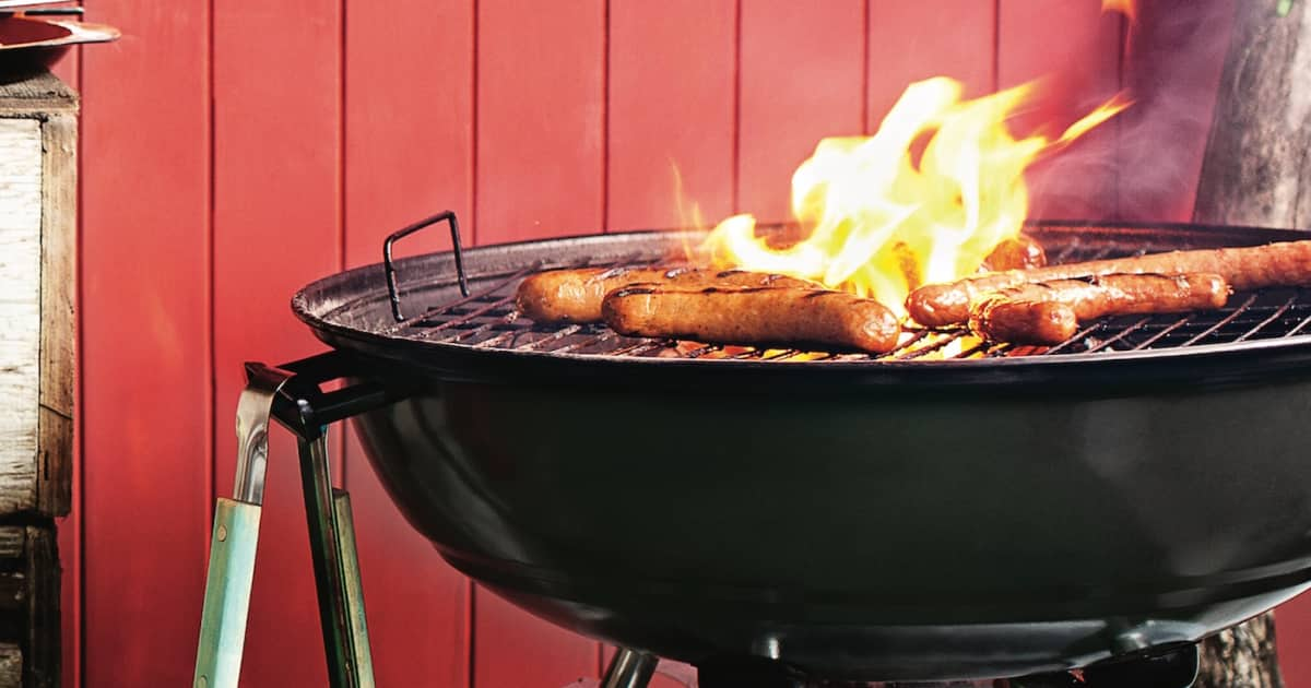 Charbon De Charbon De Bois Grill Brûlant Dans Les Flammes Avec Feu