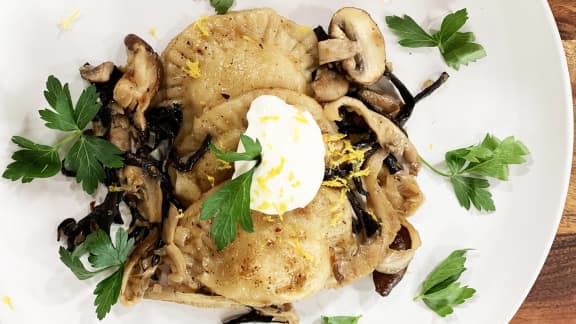 Pierogi à la choucroute, poêlée de champignons et crème sûre assaisonnée