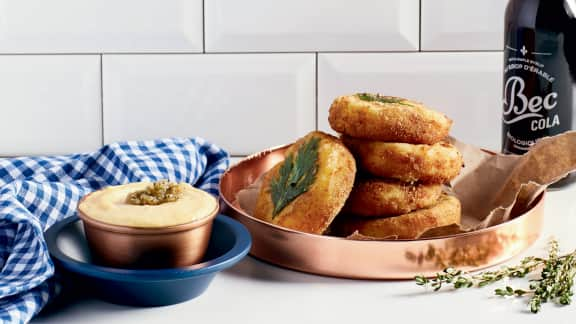 Croquettes de pommes de terre, fromage en grains et livèche