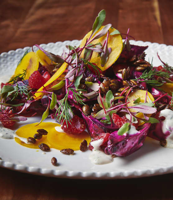 Salade de betteraves cuites au four et fumées au foin d’odeur, de betteraves jaunes marinées et de vinaigrette crémeuse à l’aneth