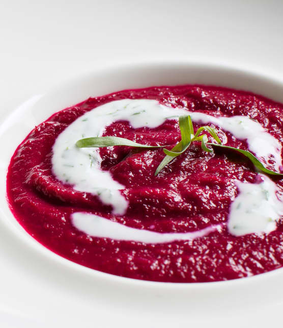 Soupe aux betteraves, pommes et kéfir à l’estragon