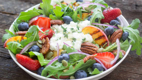 Salade fraîcheur à la roquette et aux petits fruits