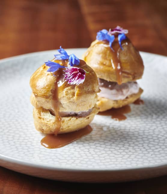 Petits choux farcis de crème glacée et de caramel à la fleur de sel