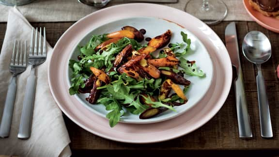 Salade de carottes à la réduction balsamique et cacao, sur lit de roquette