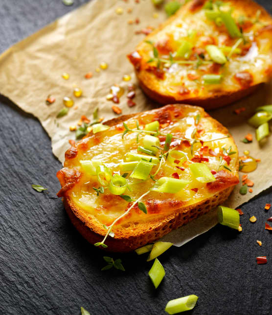 Tartine chaude à la fondue et tapenade de persil au miel