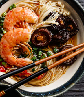 Nouilles soba, tofu, champignons et bok choys - Châtelaine