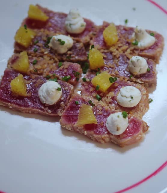 Tataki de thon, suprêmes d’orange et crème à la coriandre et lime
