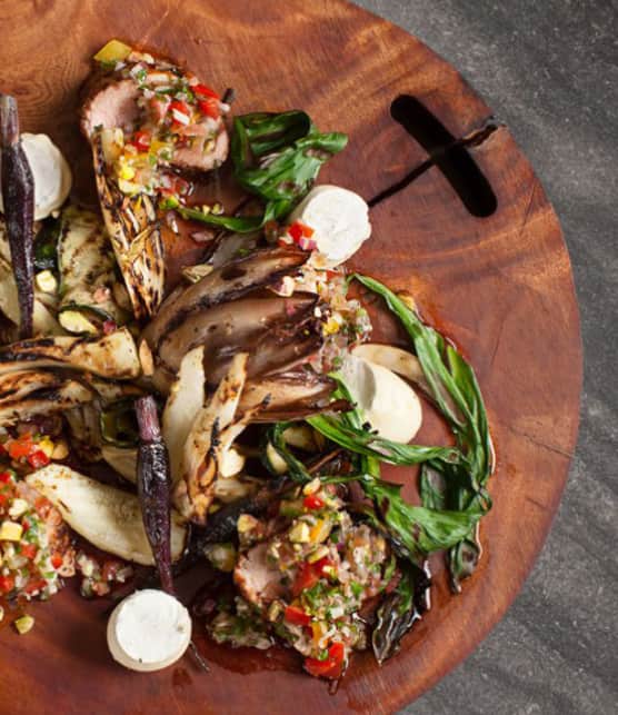 filet de porc mariné, légumes grillés et salsa de tomates et fenouil