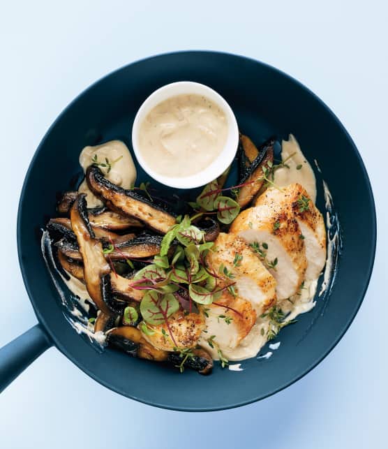 Poulet aux portobellos grillés, sauce dijonnaise et thym
