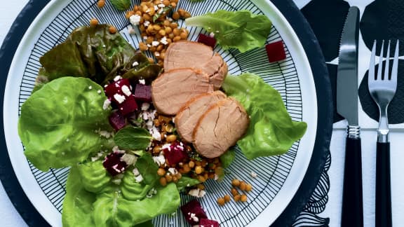 Salade tiède de porc aux lentilles, feta, menthe et betteraves