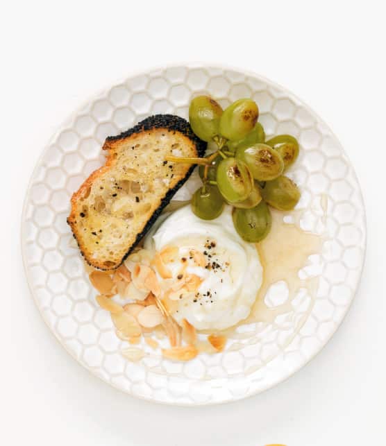 entrée de chèvre frais au miel et aux raisins grillés
