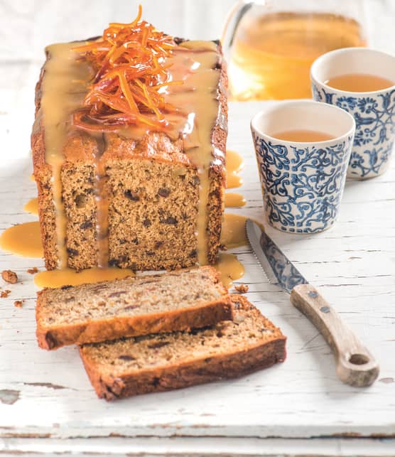 Gâteau à l'orange, aux dattes et aux noix, sauce caramel à l'orange