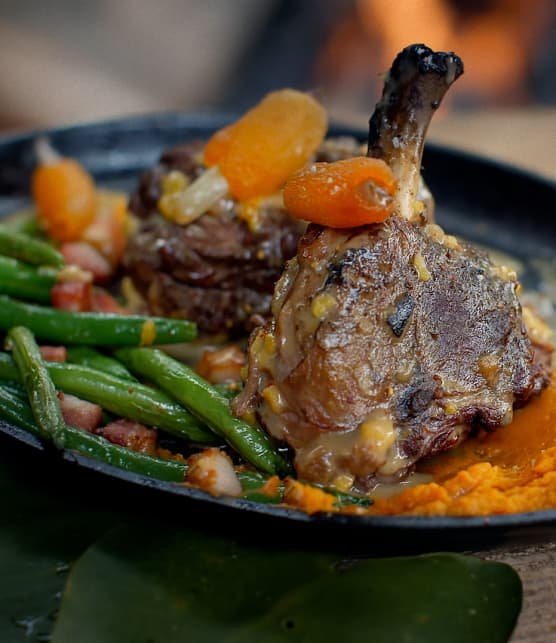 Cuisseau et longe de castor braisés et laqués à la gelée d’abricots, pommes et épinette