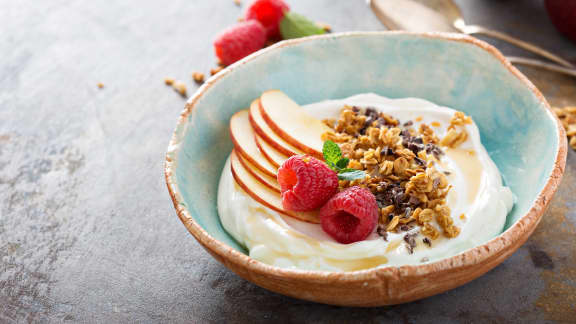 Parfait aux fruits, yogourt et granola maison aux épices