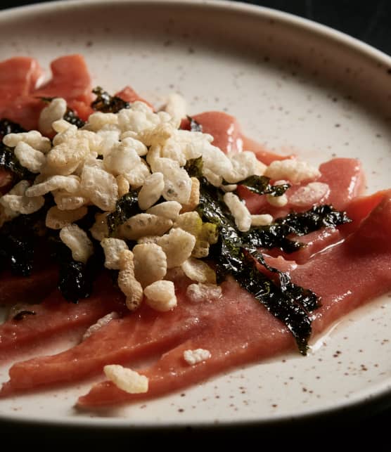 Crudo de saumon sockeye mariné aux petits fruits, chips de Nori et riz soufflé