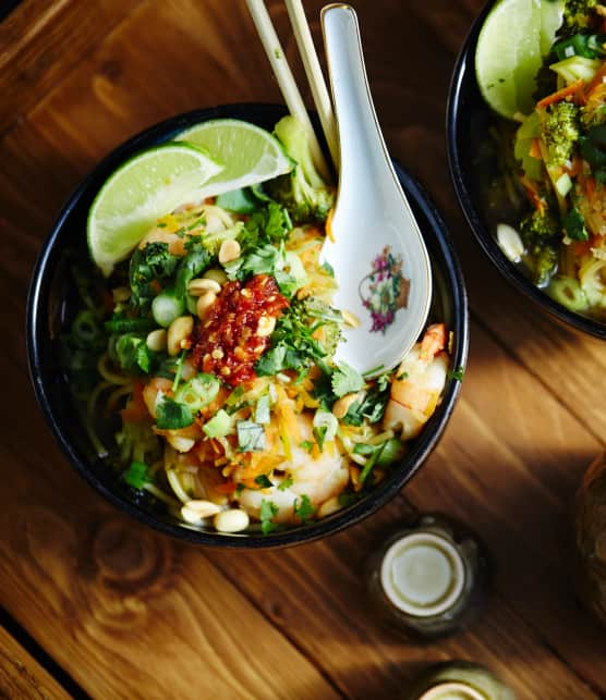 One-pot meal de pâtes style phô aux crevettes