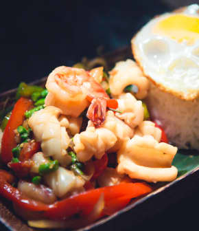 Pad Ka Praw (sauté épicé, fruits de mer et basilic ka praw)