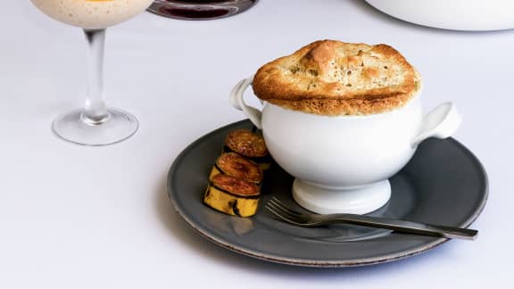 Pouding au pain soufflé aux bananes, érable et rhum