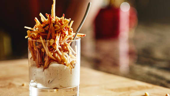 Pommes en juliennes et yogourt grec parfumé à l’érable et à la vanille