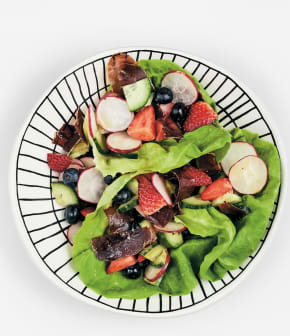 Salade à la viande des Grisons, aux fraises et aux bleuets