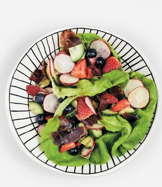 Salade à la viande des Grisons, aux fraises et aux bleuets