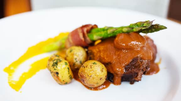 Joue de boeuf braisée au marsala, sauces aux épices et foie gras