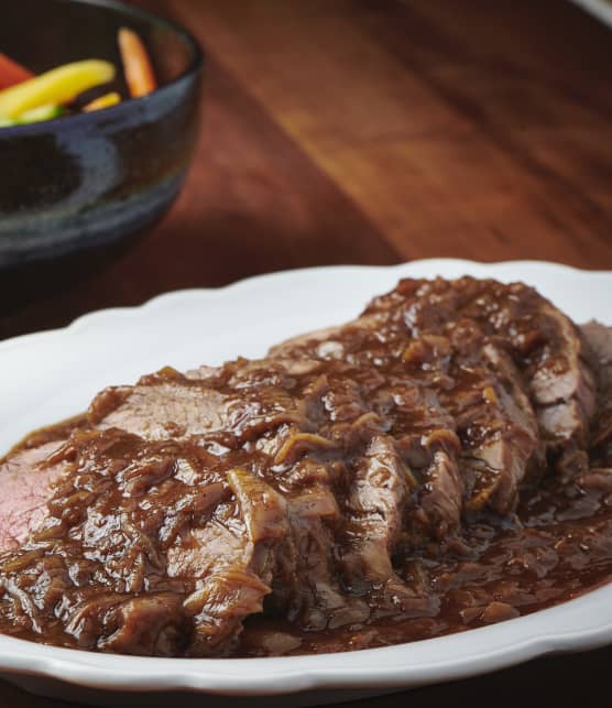 Rôti de bœuf avec sauce aux oignons caramélisés