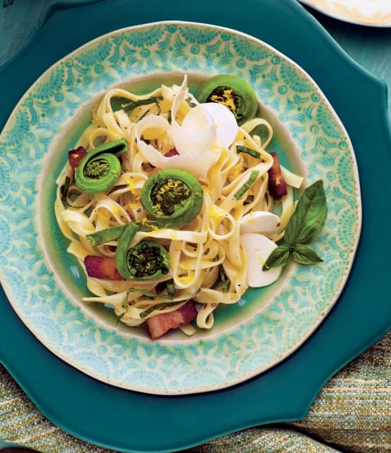 Tagliatelles citronnées aux têtes-de-violon et jambon croustillant