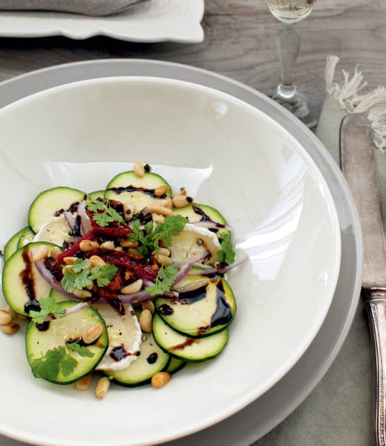 Salade de courgettes et de tomates au fromage de chèvre