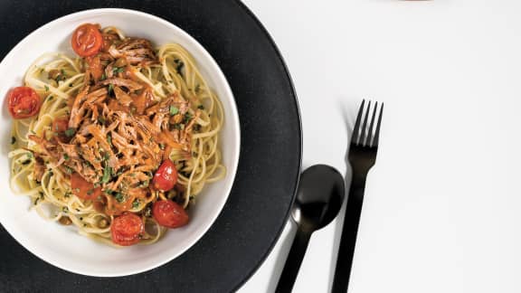 Linguinis au braisé d’agneau, câpres et aux tomates