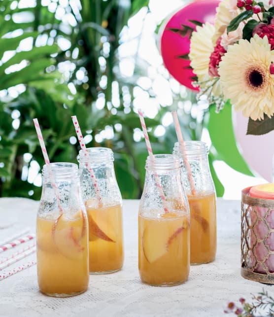 Cocktail de bulles aux pêches fraîches et au rhum blanc