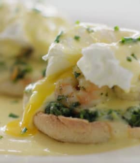 Oeufs bénédictine aux crevettes & aux épinards