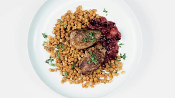 Filet de porc aux prunes et ras el hanout sur lit de lentilles au thym