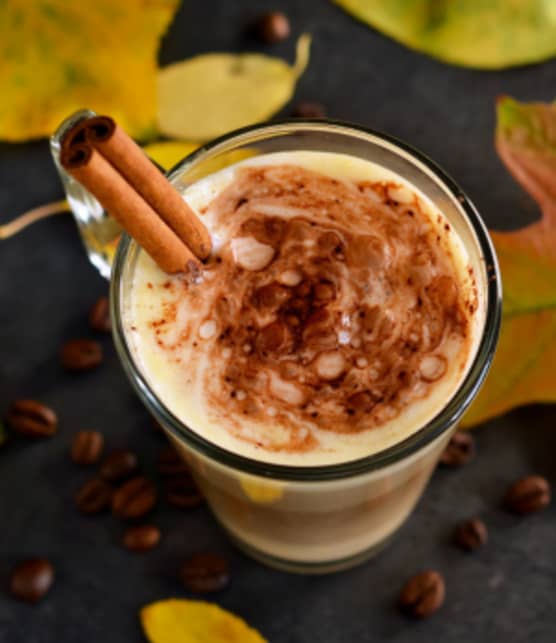 Comment faire un latté glacé avec crème à la citrouille comme chez Starbucks