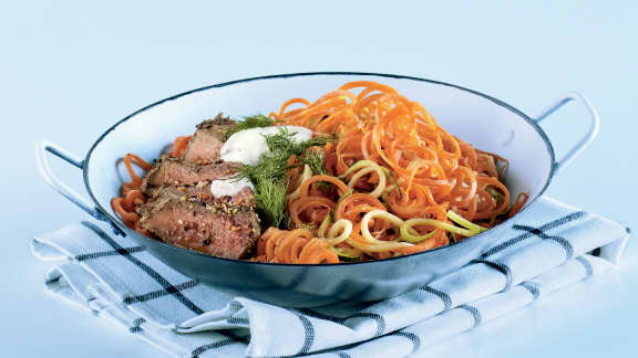 Bœuf aux spaghettis de carottes et de courgettes et sa sauce à l'aneth