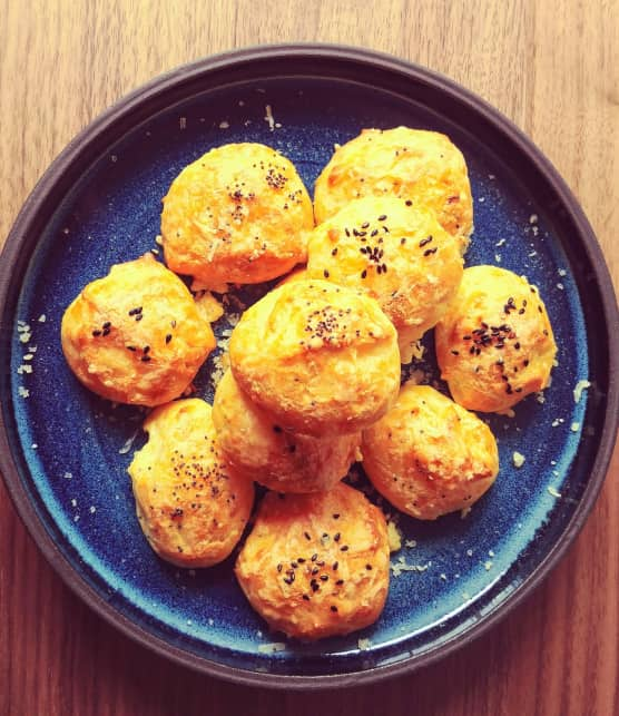 Gougères à l’huile de caméline et cheddar