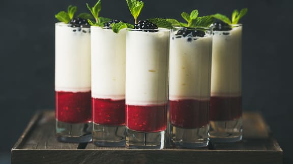 Verrine de framboises acidulées et fromage crémeux