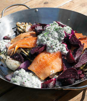 truites fumées, betterave et légumes grillés, sauce crème sure aux caprons