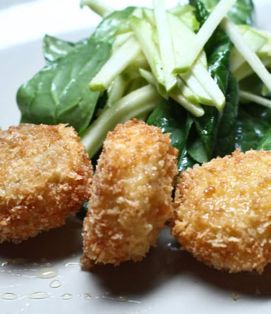 chèvre croustillant, salade d'épinards et de pommes vertes