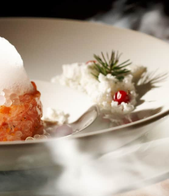 tartare de saumon à la clémentine, air de thé et caviar de bière d'épinette