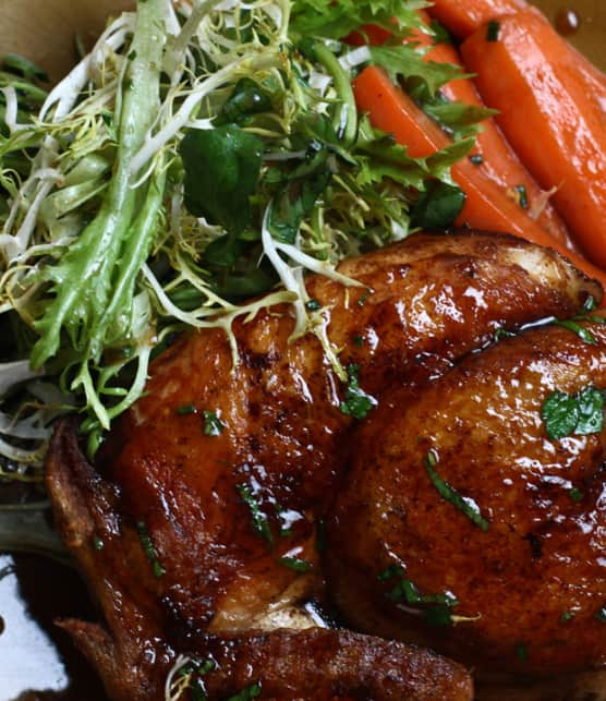 poulet de Cornouailles cuit sous briques, vinaigrette à l'érable et à la moutarde