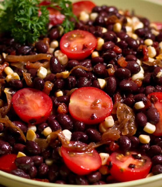 salade vite faite aux haricots noirs et aux oignons caramélisés