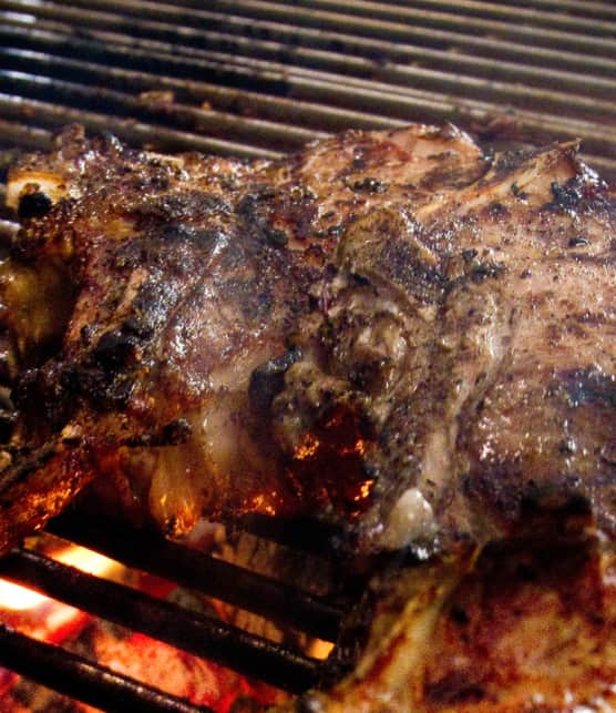 côtelettes de veau grillées sur feu de bois