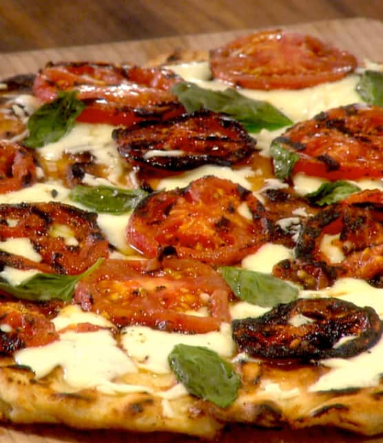 pizza grillée aux tomates, au fromage et au basilic