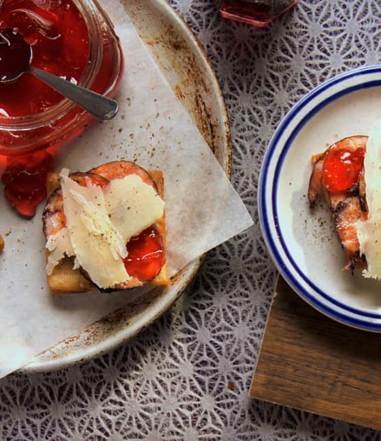 toasts à la gelée de pomme et au manchego