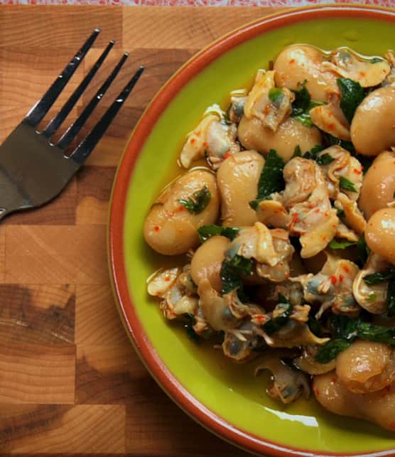 salade de palourdes, de fèves blanches et de menthe