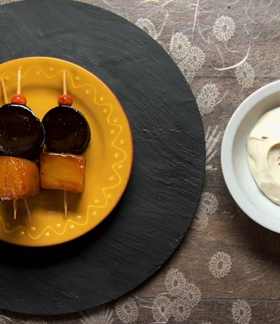 brochettes d'ananas caramélisés et boudin, trempette au chèvre et au cumin